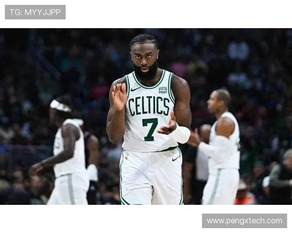 杰伦布朗轻松发挥仅用25分钟便斩获19分6篮板6助攻的精彩表现